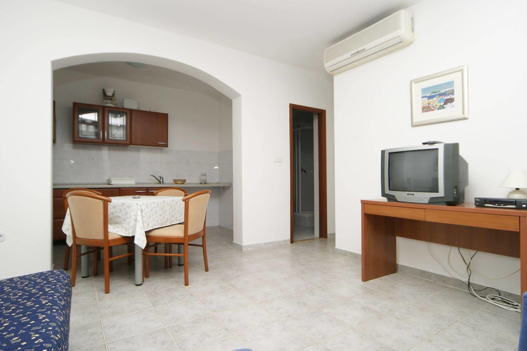 Apartments Pucisca Exterior foto